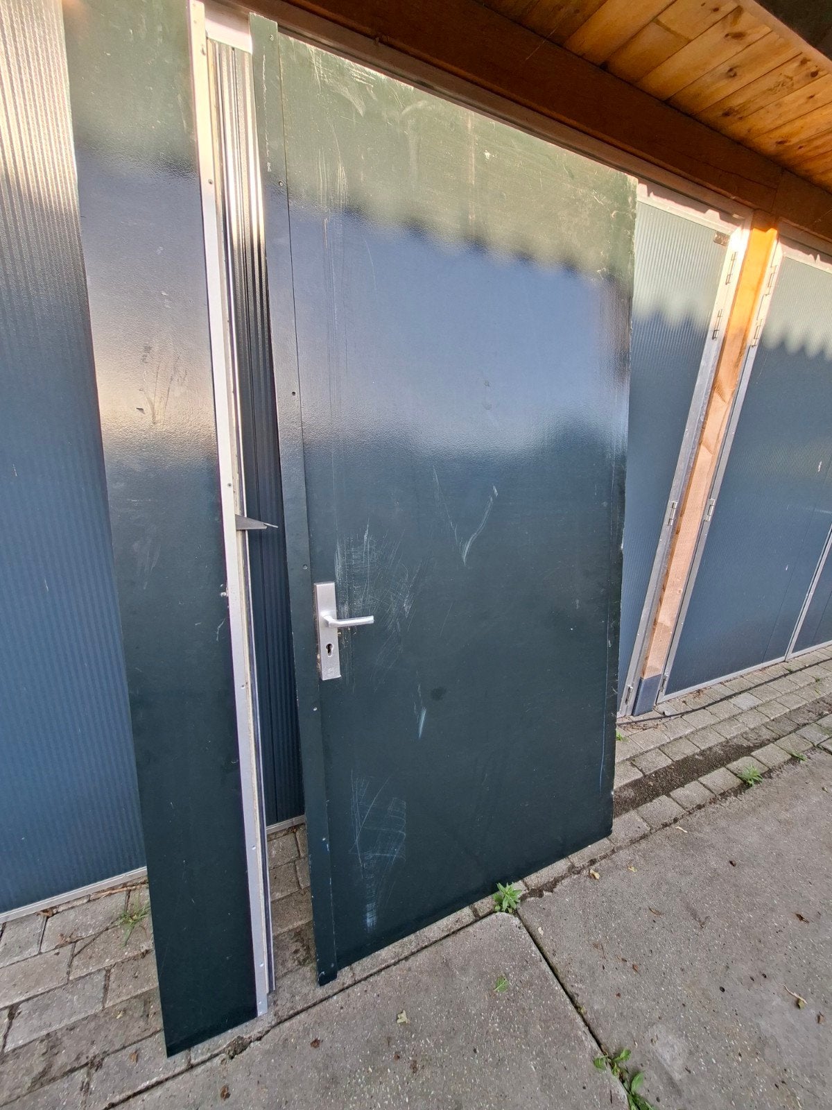 Deur voor schuur of poort met aluminium en driepuntssluiting, Ophalen of Verzenden, Gebruikt, Buitendeur, 200 tot 215 cm