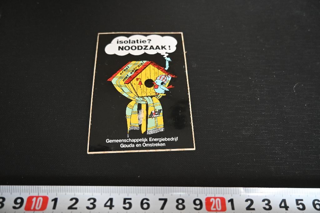 sticker Gouda en Omstreken Isolatie Noodzaak !, Ophalen, Zo goed als nieuw