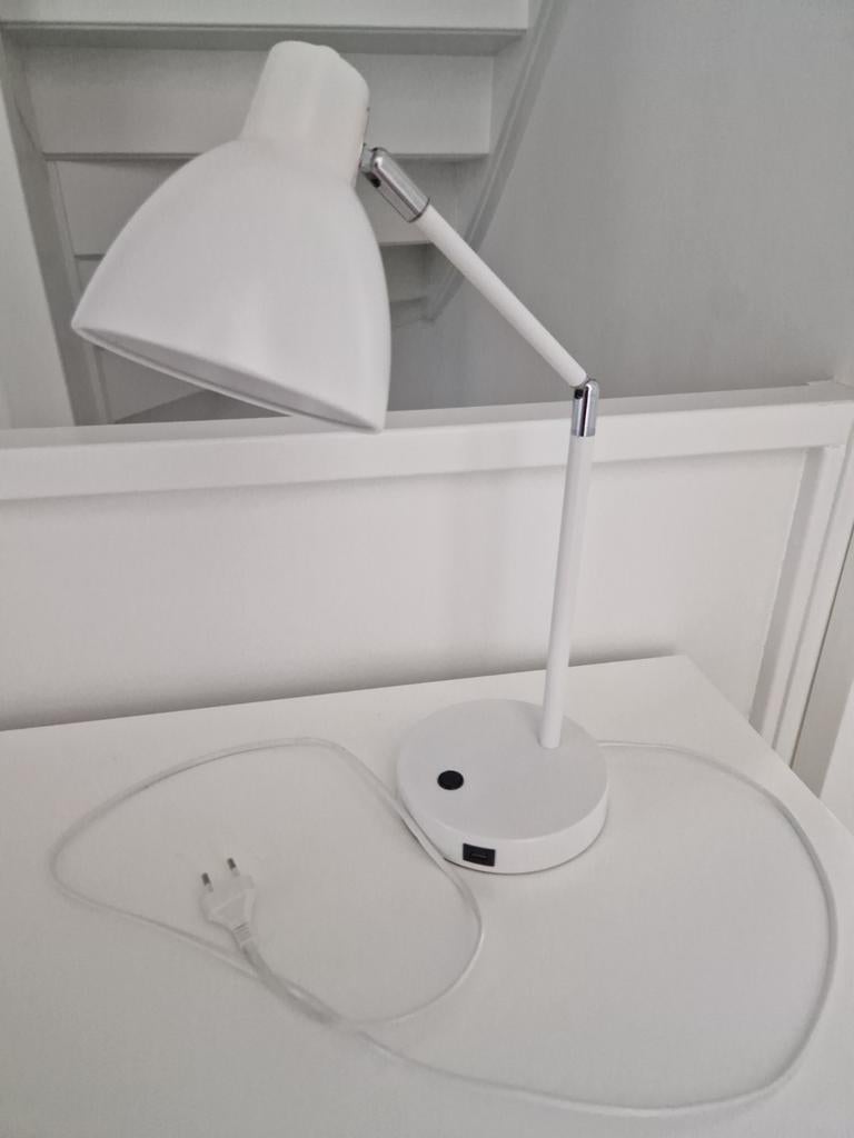 Hema bureaulamp met USB-aansluiting, wit, Modern, functioneel, Ophalen of Verzenden, Zo goed als nieuw, Minder dan 50 cm