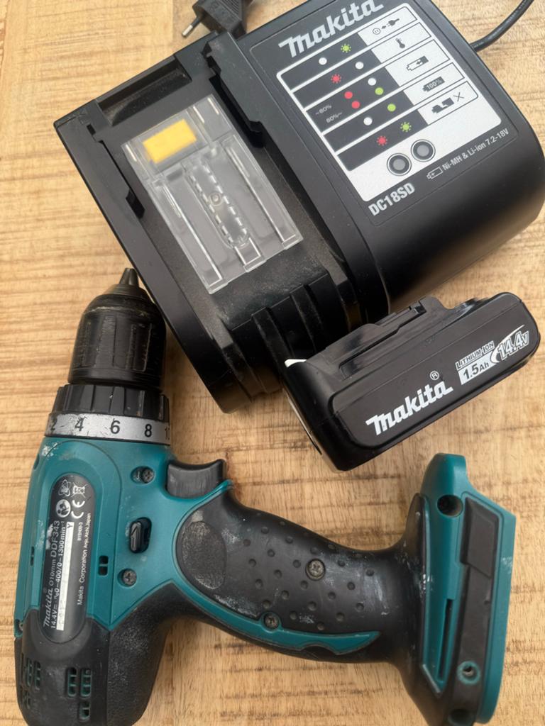 Makita Accuboormachine met lader en accu, Doe-het-zelf en Verbouw, Gereedschap | Boormachines, Gebruikt, Variabele snelheid, Ophalen of Verzenden