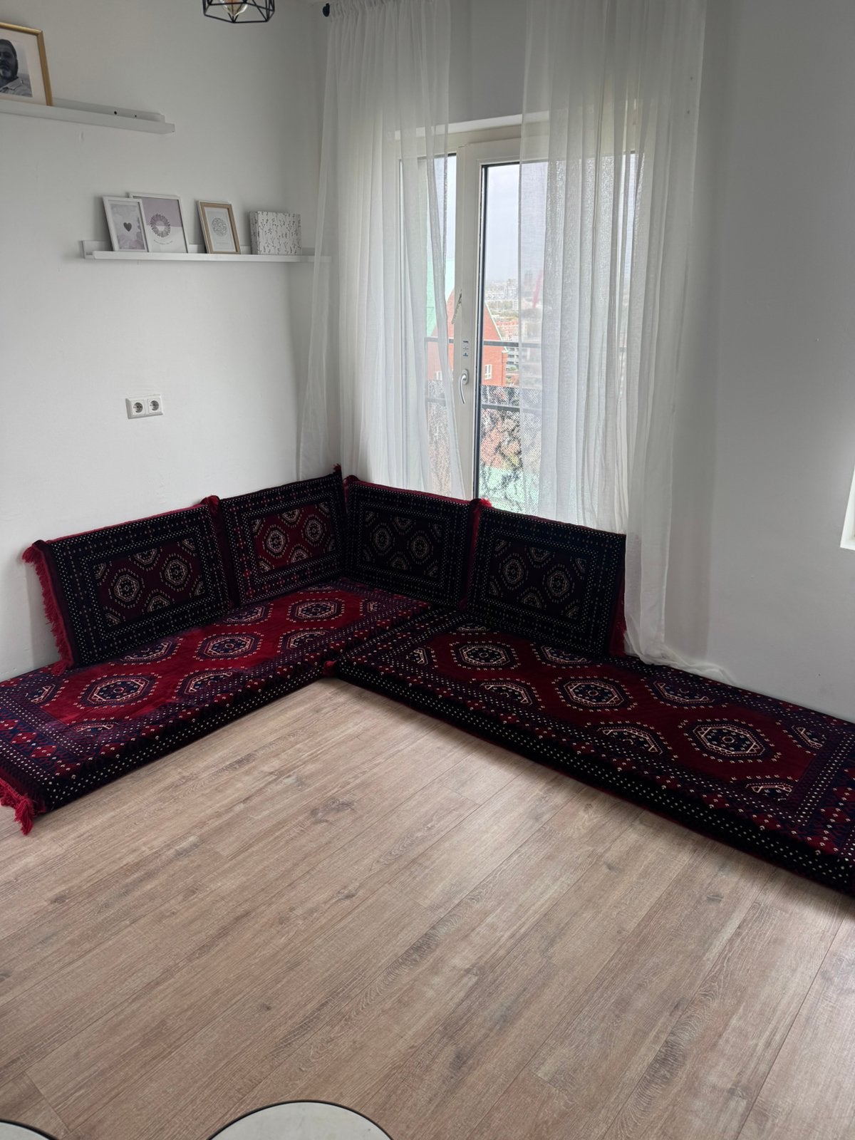 Perzische zithoek met 2x beklede matrassen & 4x rugkussens, Ophalen, Zo goed als nieuw