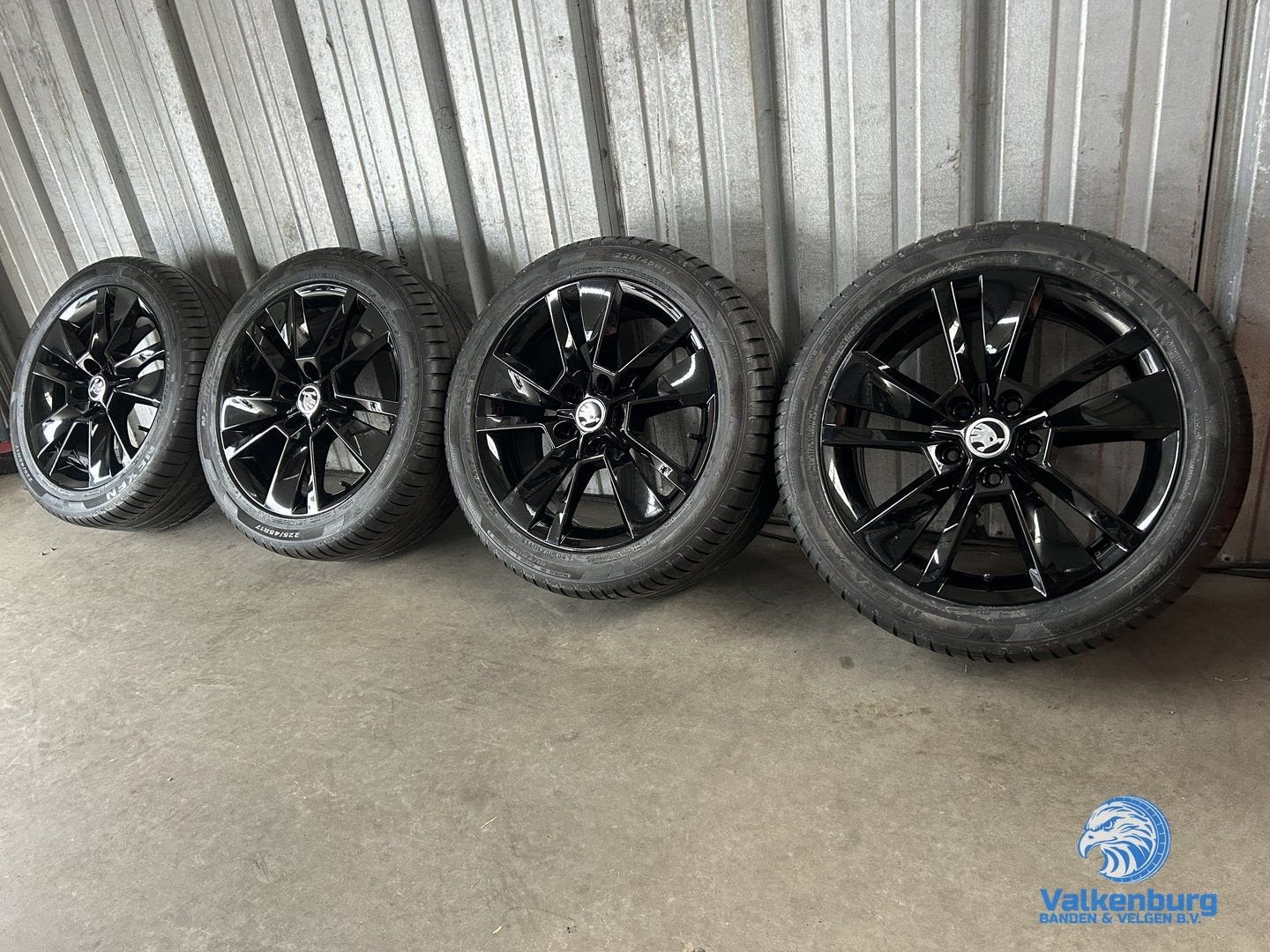 8mm! Originele Skoda Octavia 17 inch zwarte velgen 5x112 zom