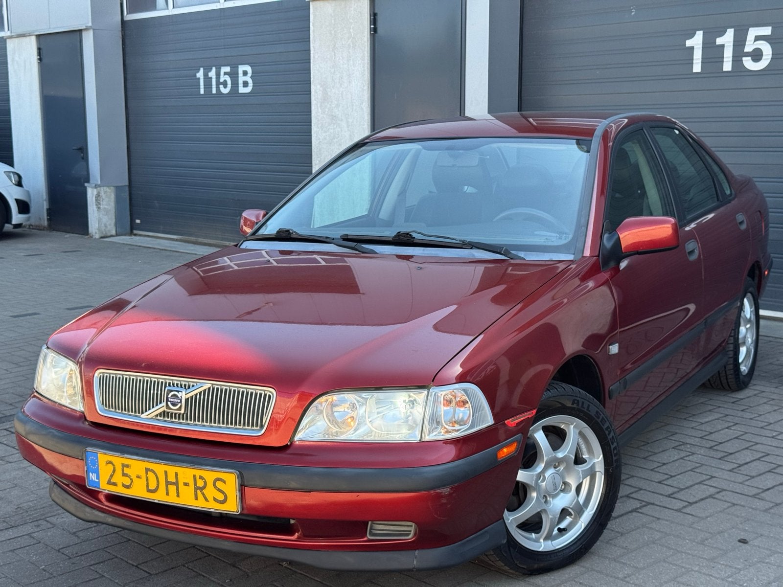 Volvo S40 1.8| Nette staat | APK | Youngtimer | Bordeauxrood, Auto's, 4 cilinders, Leder en Stof, 122 pk, Origineel Nederlands