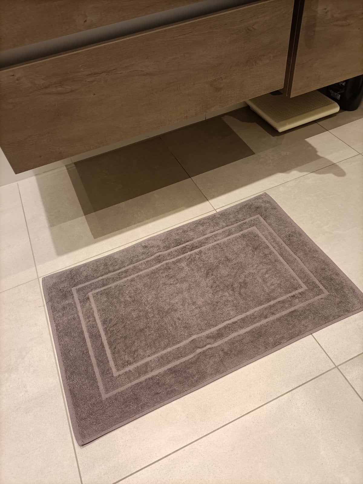 Badmat Taupe/grijs kleur, Huis en Inrichting, Ophalen of Verzenden, Gebruikt, Grijs
