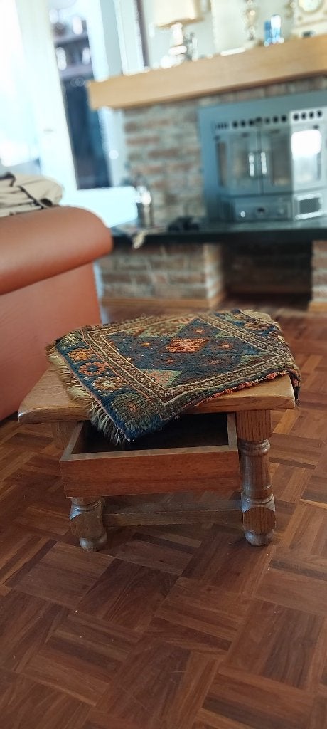 Sfeervolle eikenhouten bijzettafel met oosters mini-kleedje, Ophalen, Gebruikt, 50 tot 100 cm, 50 tot 100 cm