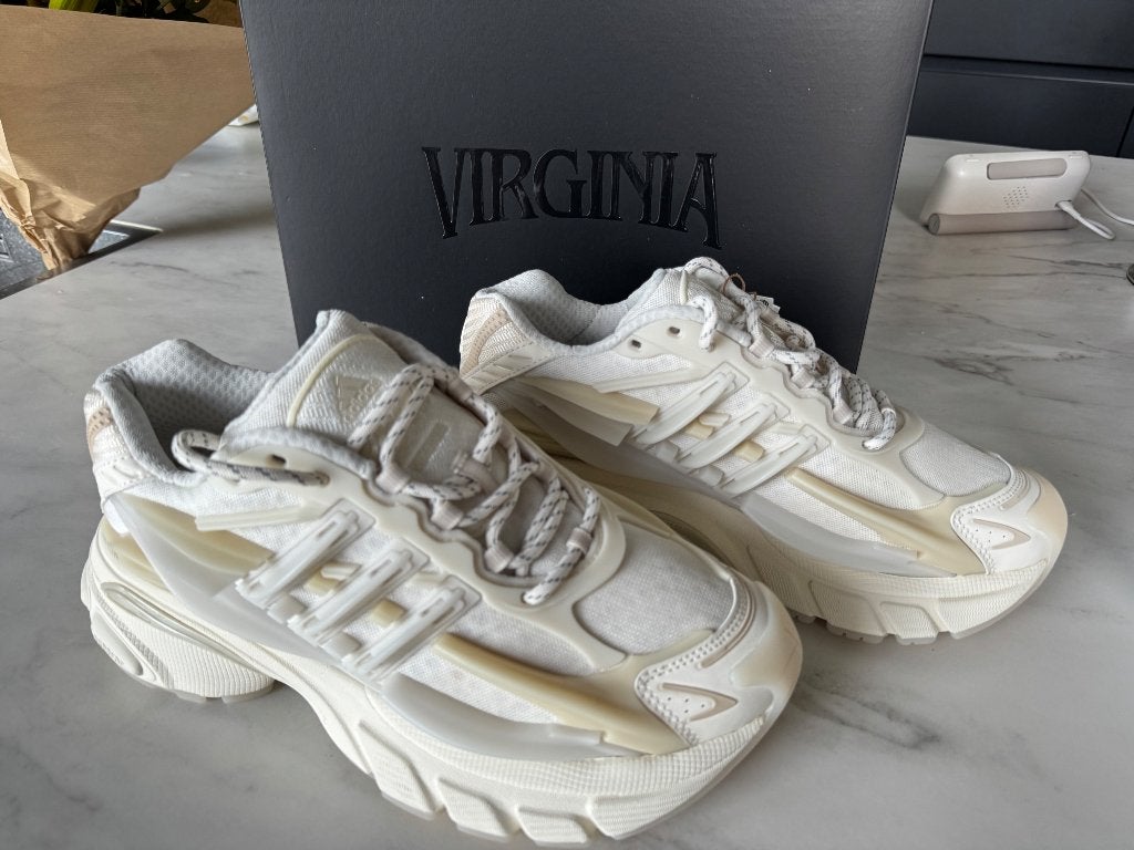 Adidas Pharell Jellyfish maat 42 2/3, Wit, Nieuw, Ophalen of Verzenden, Sneakers of Gympen