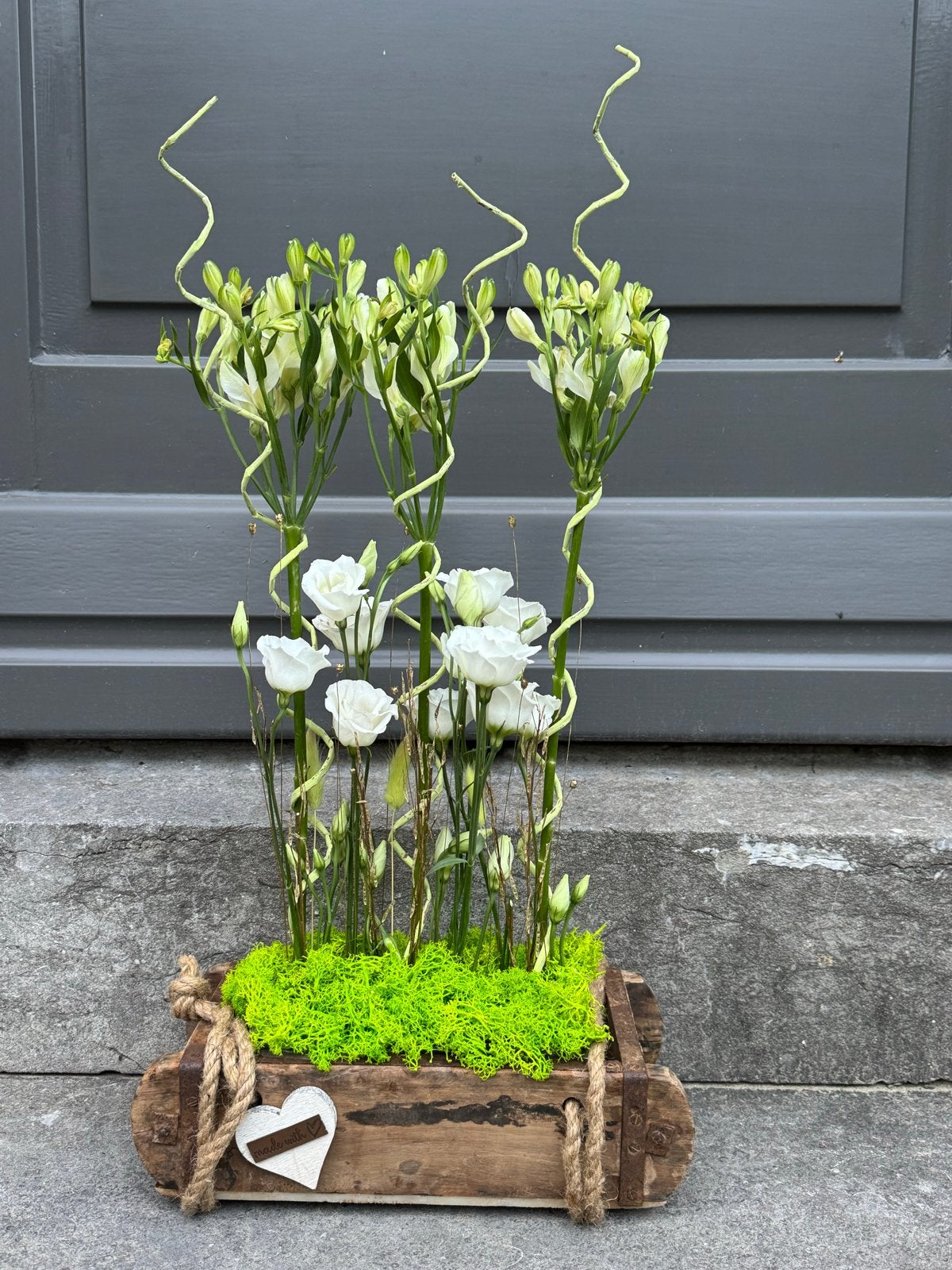 Elegante bloemstuk met witte bloemen in houten bak, Vaste plant, Halfschaduw, Zomer, Ophalen