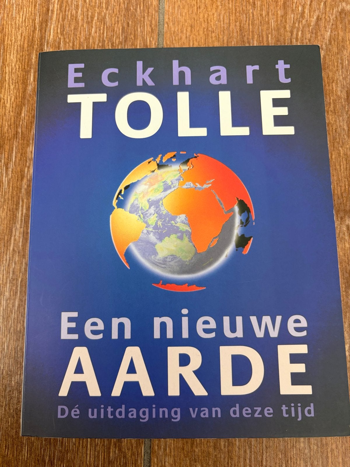 Eckhart Tolle - Een nieuwe aarde: Dé uitdaging van deze tijd, Ophalen of Verzenden, Zo goed als nieuw, Spiritualiteit algemeen