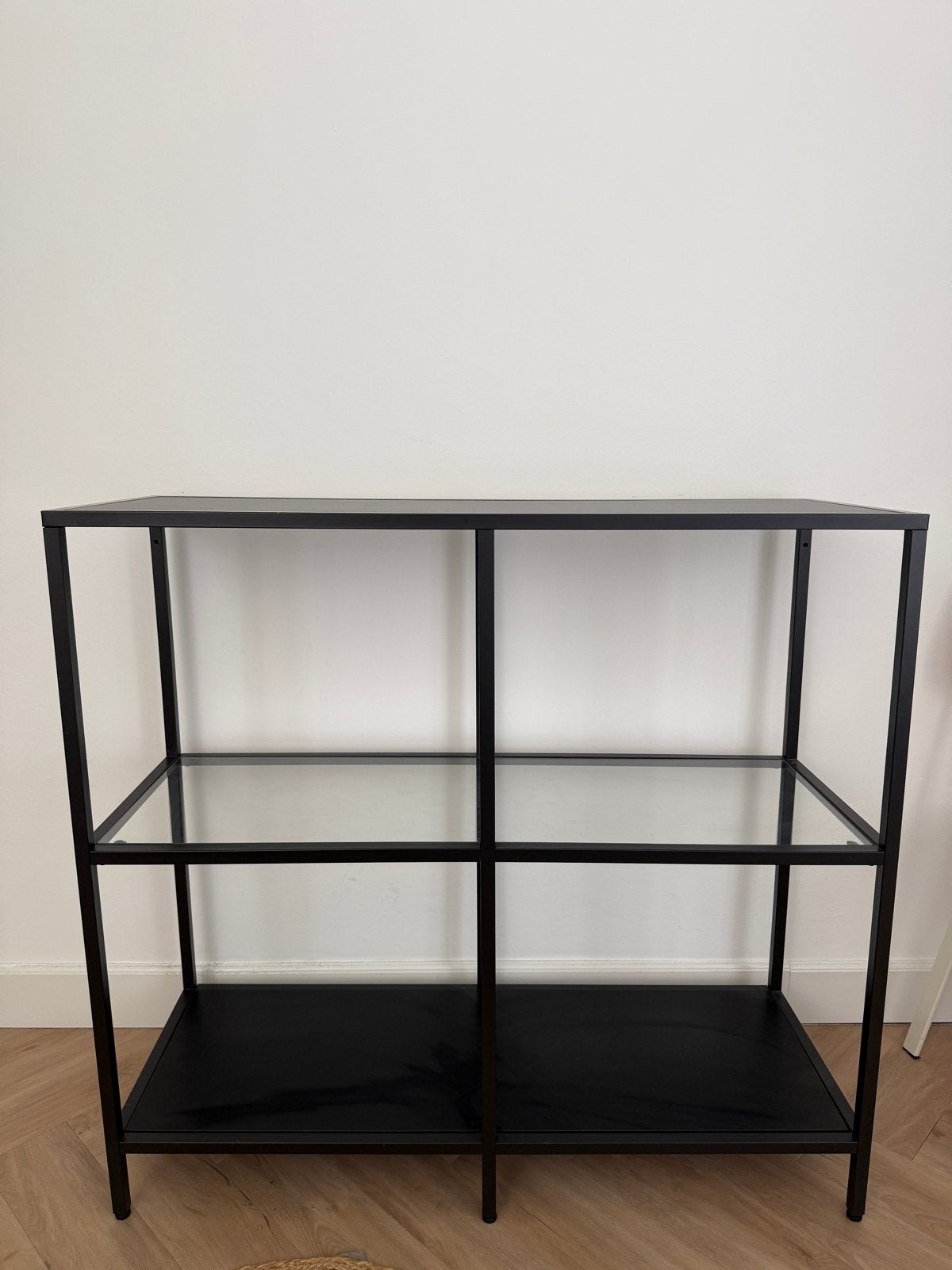 IKEA kastje met glazen plank - Zwart metalen frame, Ophalen, Met plank(en), 50 tot 100 cm, Minder dan 100 cm