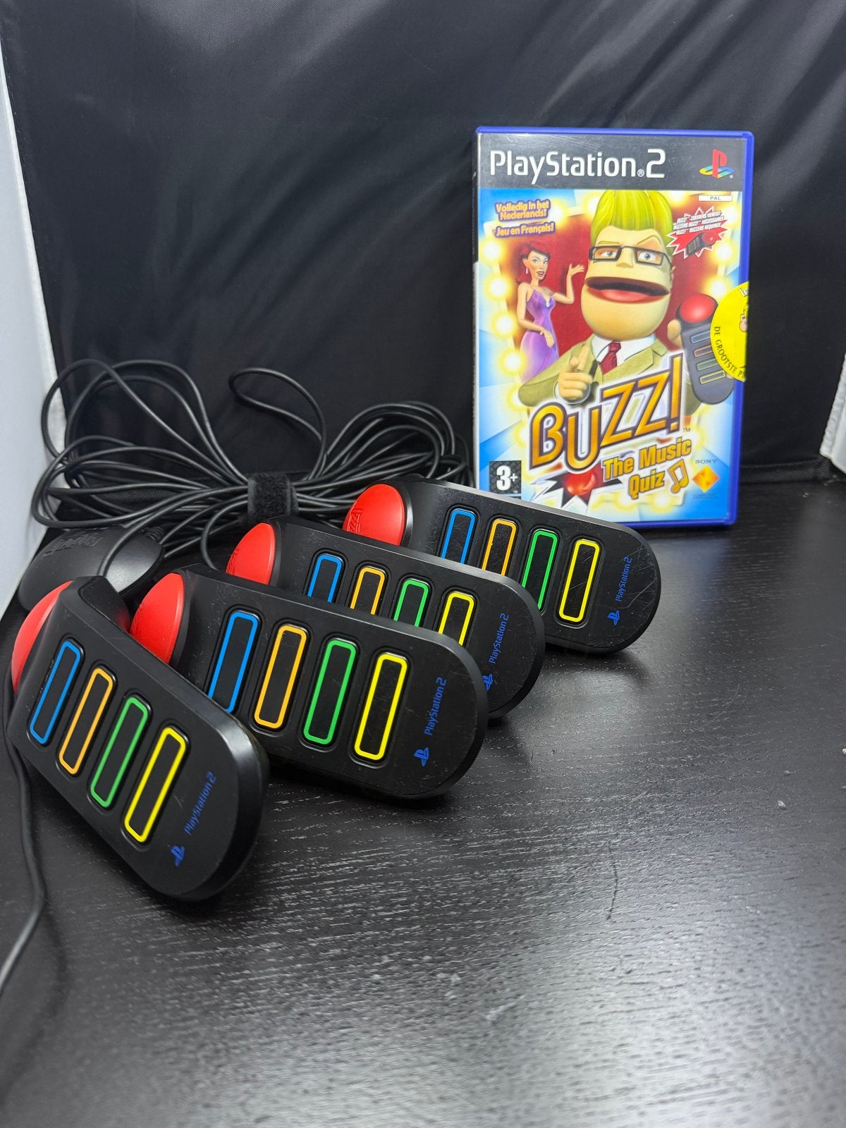 Buzz! The Music Quiz PS2 + 4 Buzzers – Complete Set – NL, Spelcomputers en Games, Eén computer, Ophalen of Verzenden, D, Z