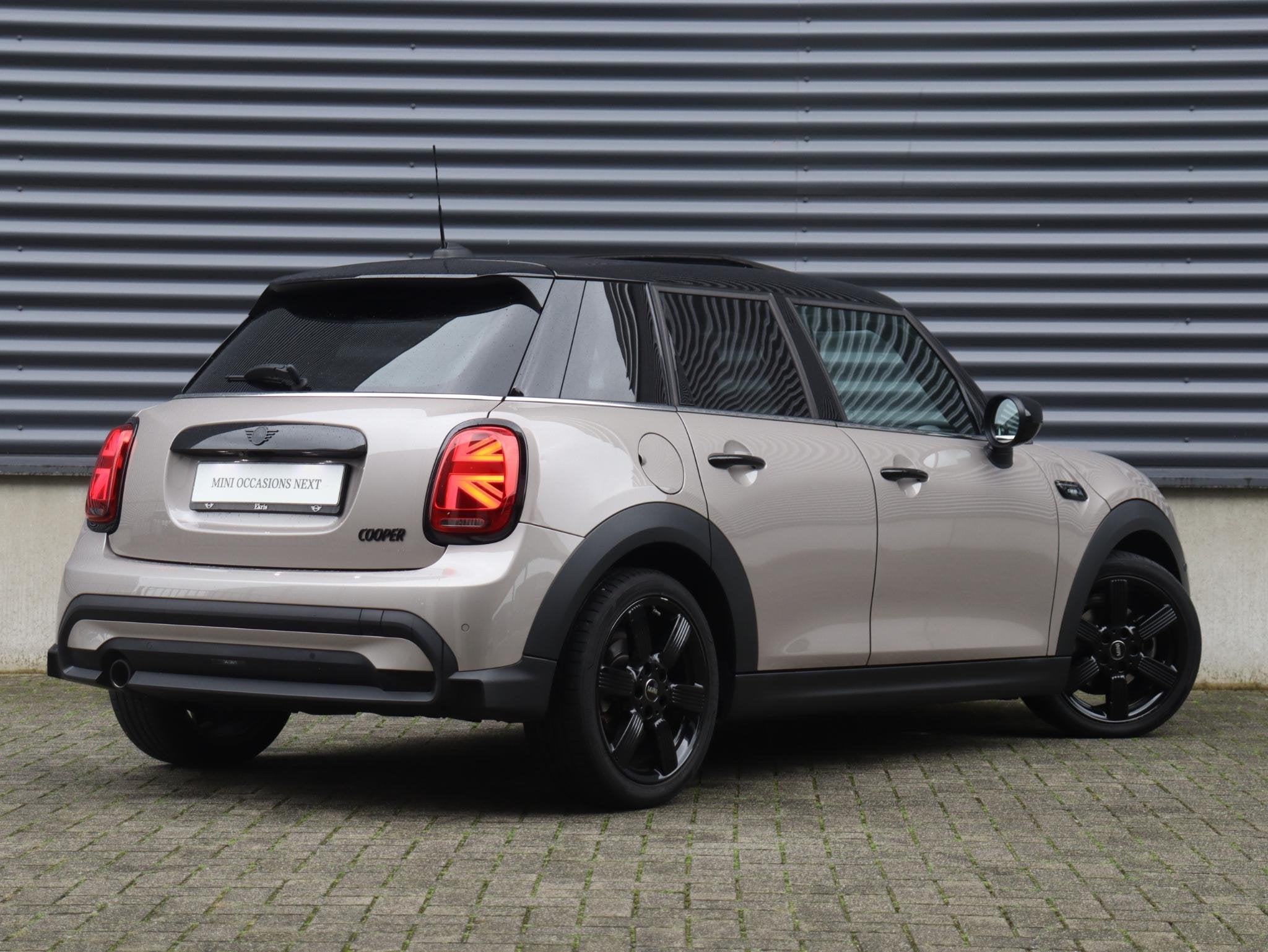 MINI 5-Deurs Cooper | Camden Edition + Panodak + Sportstoele, Auto's, 136 pk, Gebruikt, Met garantie (alle), Bedrijf