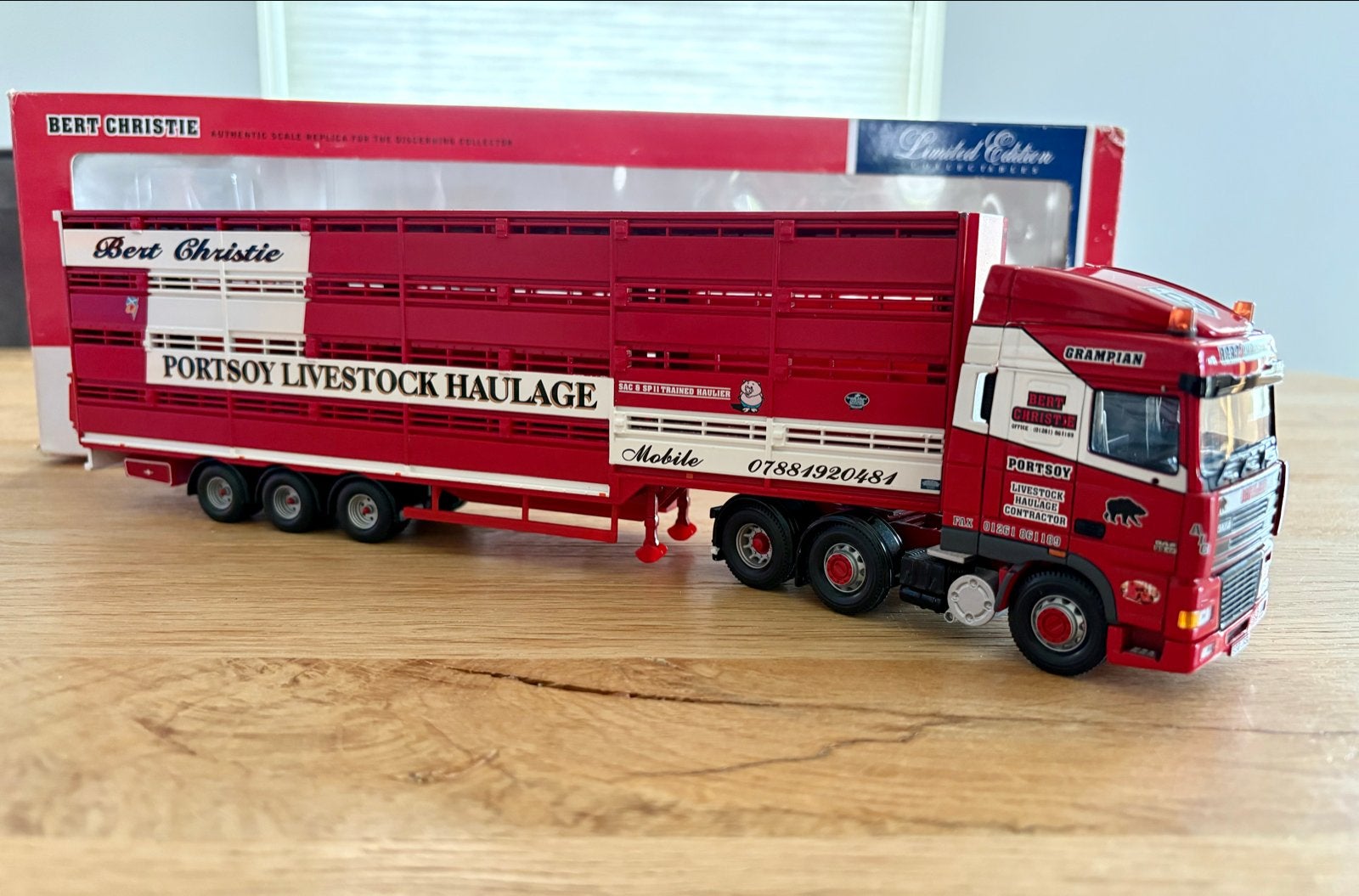 Corgi CC13215 Bert Christie DAF 95 XF met veeoplegger, Hobby en Vrije tijd, Modelauto's | 1:50, Ophalen of Verzenden, Zo goed als nieuw