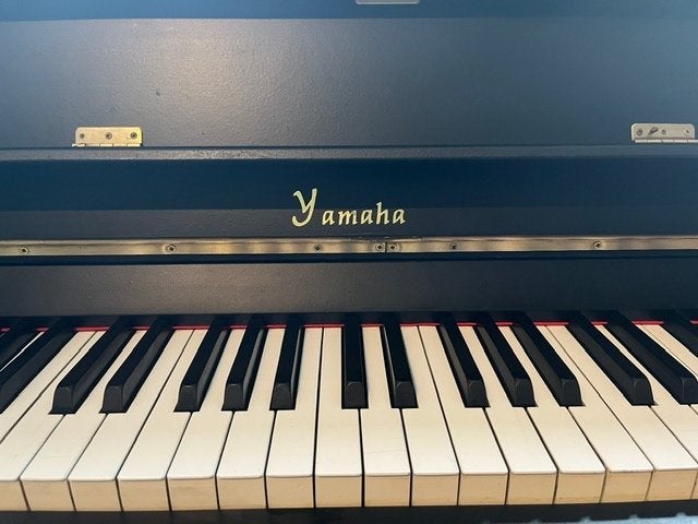 Fraaie matzwarte Yamaha gestemd en gratis vervoer, Muziek en Instrumenten, Piano's, Ophalen of Verzenden, Gebruikt, Zwart