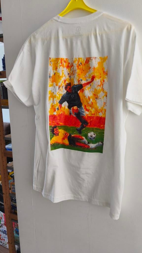 Wit T-shirt met voetbal print - Maat L, Maat 52/54 (L), Onbekend, Wit, Ophalen of Verzenden
