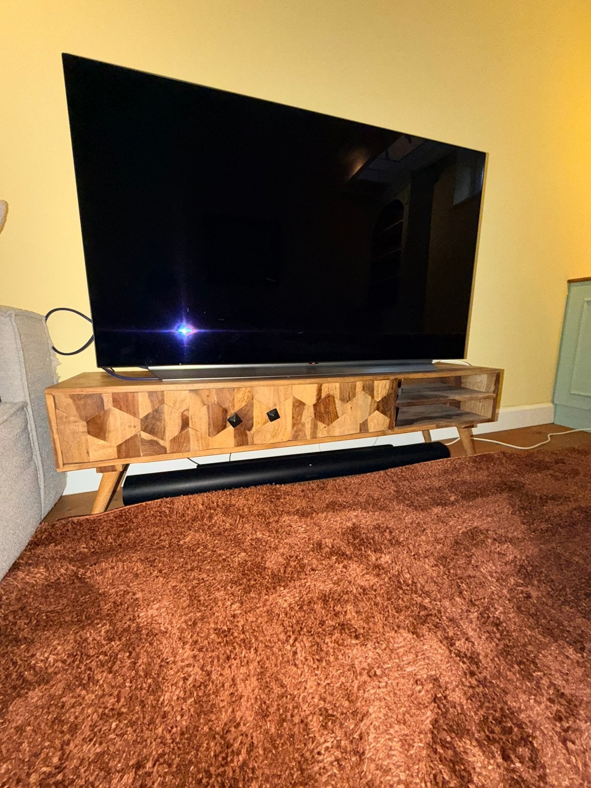 TV Meubel massief sheeshamhout 140cm, 100 tot 150 cm, Ophalen of Verzenden, Zo goed als nieuw, Minder dan 100 cm