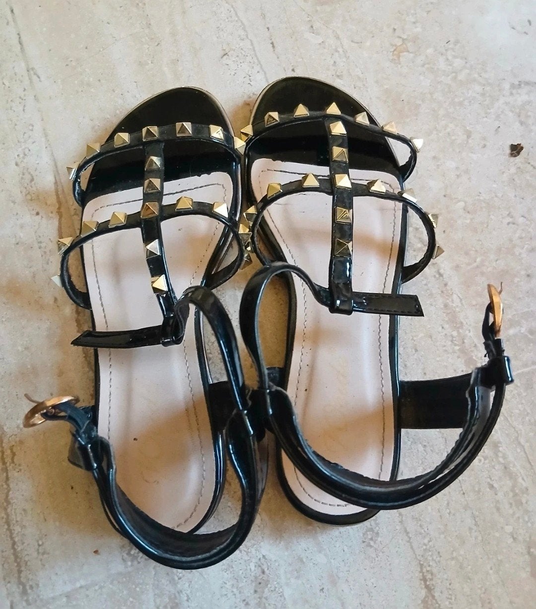 Zwarte sandalen met gouden spikes - Maat 37, Zwart, Zo goed als nieuw, Sandalen of Muiltjes, Ophalen of Verzenden