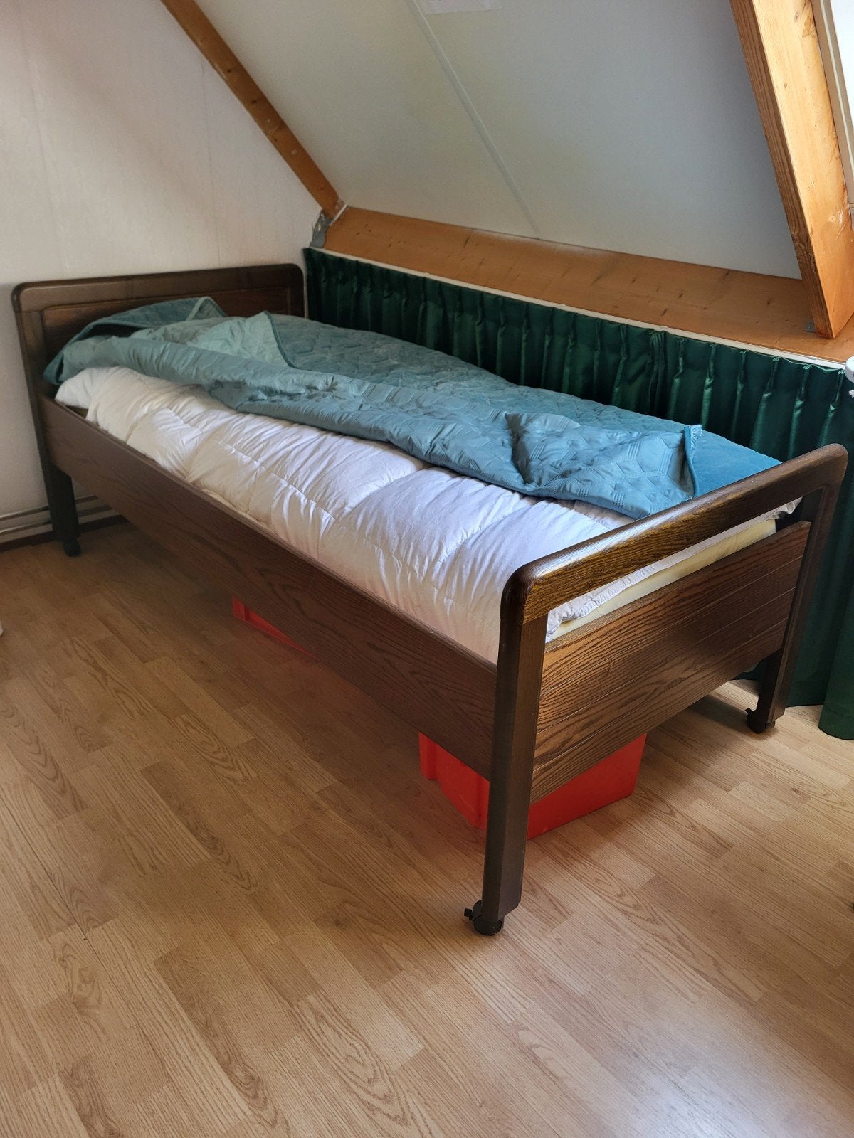 Seniorenbed donker eiken 200x90x55 cm verrijdbaar, Gebruikt, 90 cm, Eenpersoons, Bruin