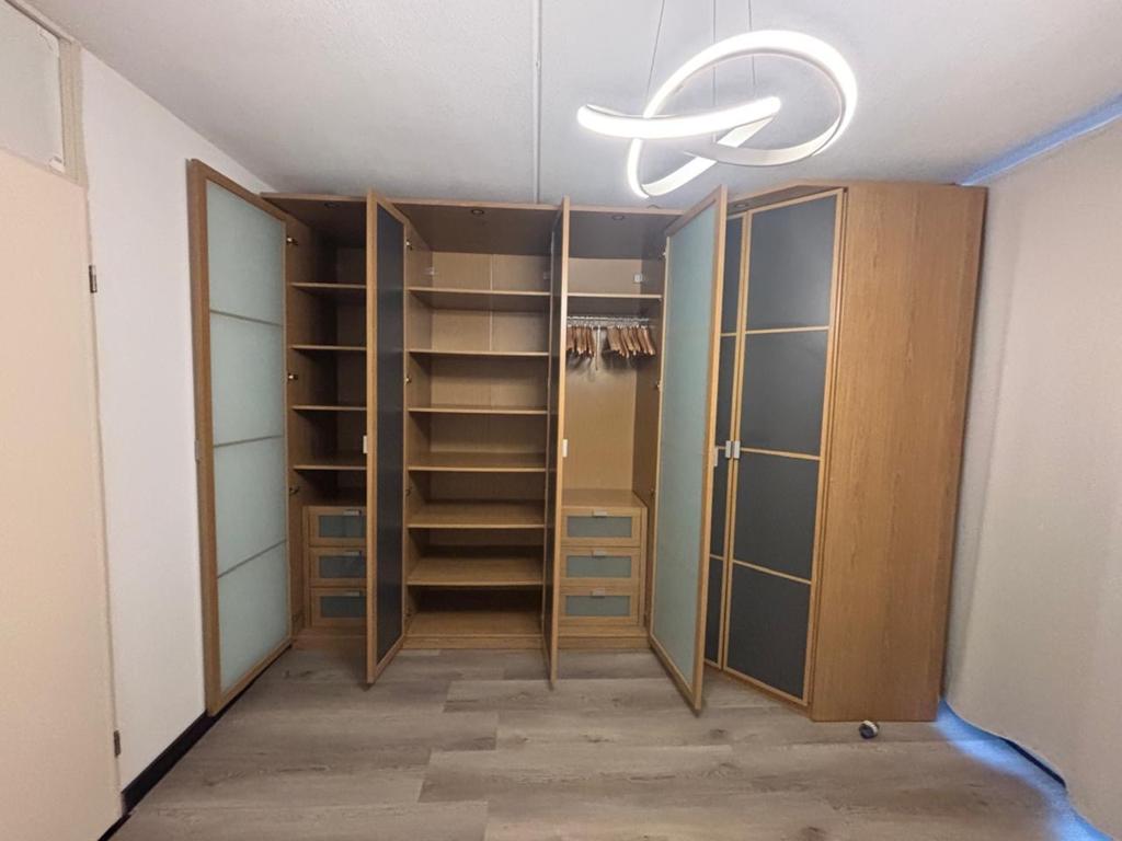 Ruime kledingkast met veel opbergmogelijkheden, Gebruikt, 200 cm of meer, Ophalen of Verzenden, Met lade(s)