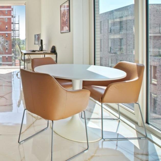 IKEA TOSSBERG eetkamerstoelen cognac/bruin leer comfortabel, Ophalen, Gebruikt, Leer, Drie