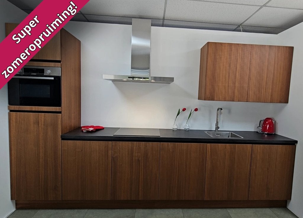 Showroomkeuken notenhout compleet met Bosch apparatuur, Huis en Inrichting, Nieuw, 200 cm of meer, Werkstraße 3 32289 Rödinghausen Duitsland