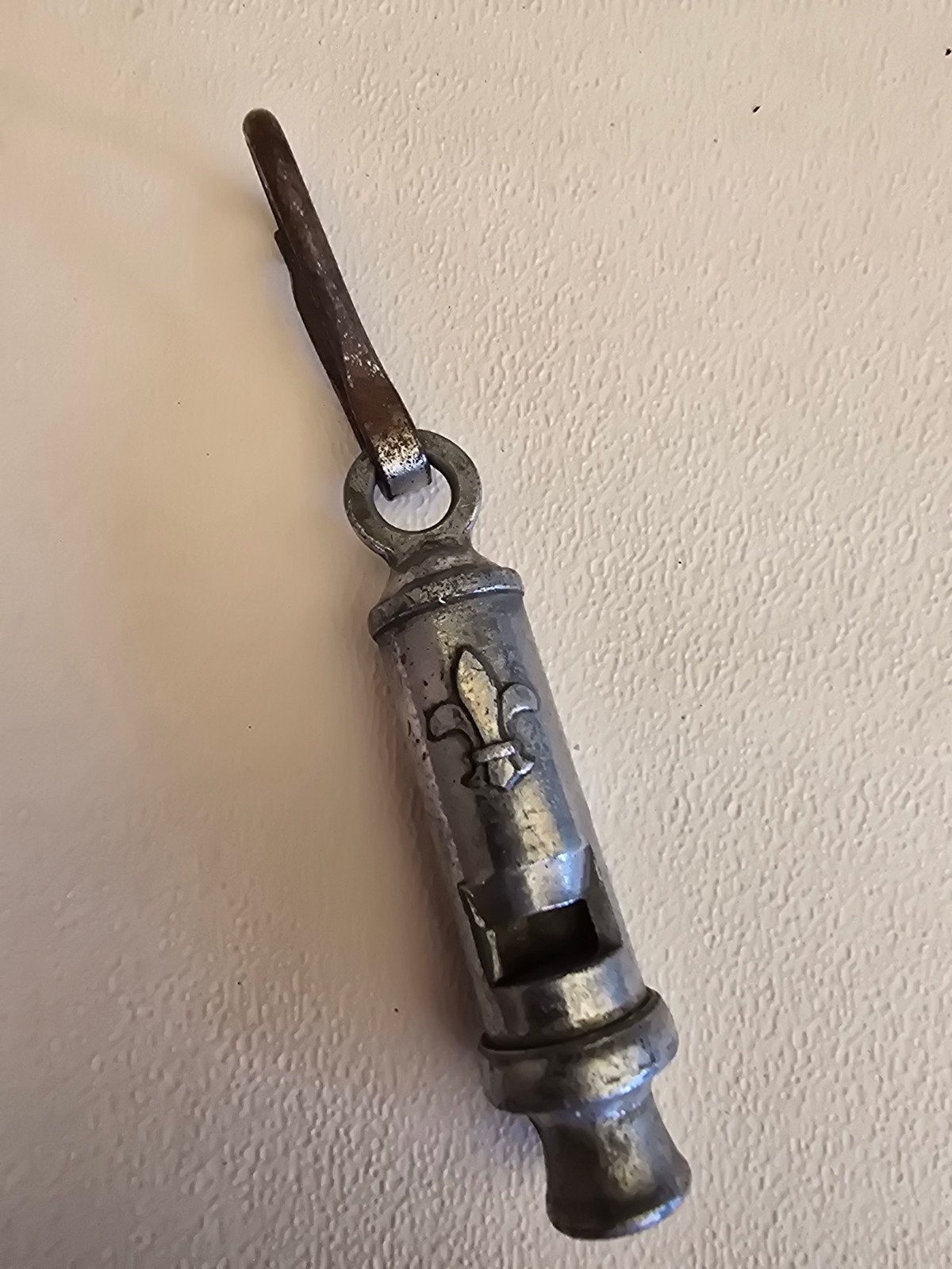 Vintage Padvinders Fluitje met Fleur-de-lis, Verzamelen, Verzenden, Gebruikt, Overige typen