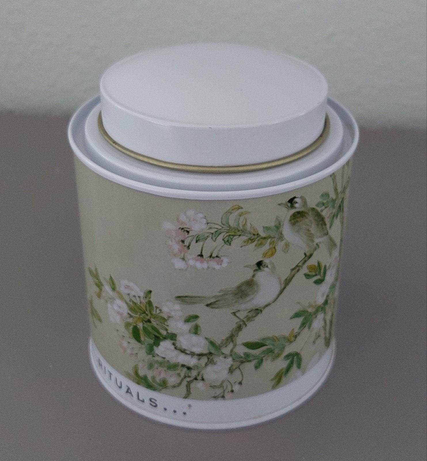 RITUALS  rond theeblik lichtgroen met bloesem en vogels, Ophalen of Verzenden, Gebruikt, Thee