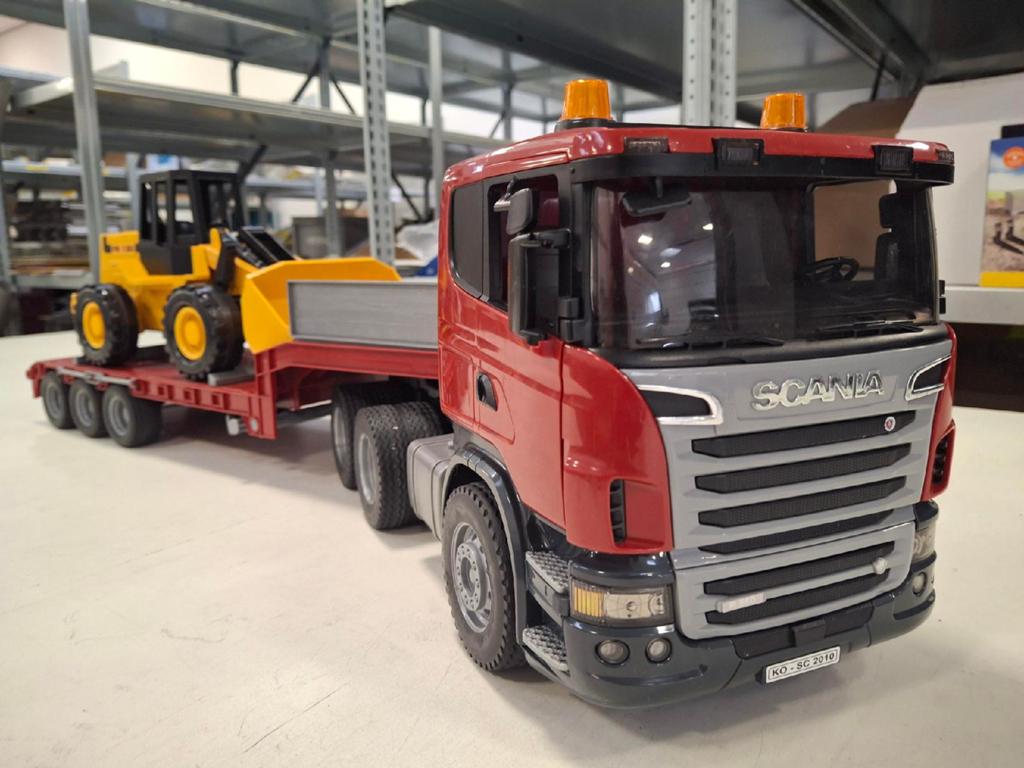 Bruder Scania R-serie met dieplader en shovel, Kinderen en Baby's, Speelgoed | Speelgoedvoertuigen, Ophalen of Verzenden, Zo goed als nieuw