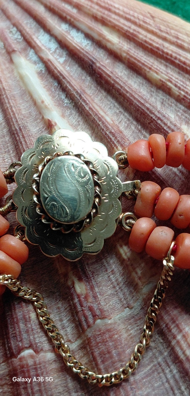 antieke bloedkoraal armband met  gouden sluiting., Sieraden, Tassen en Uiterlijk, Verzenden, Goud, Ketting, Met edelsteen