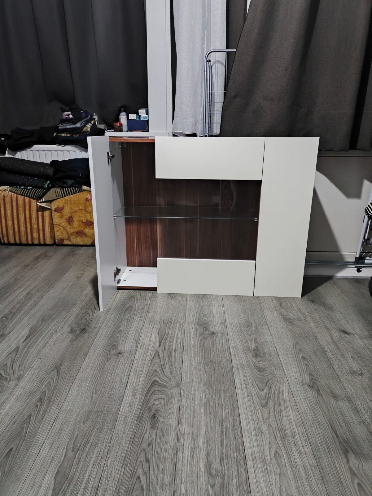 Foto 4 van Witte wandkast met glazen planken