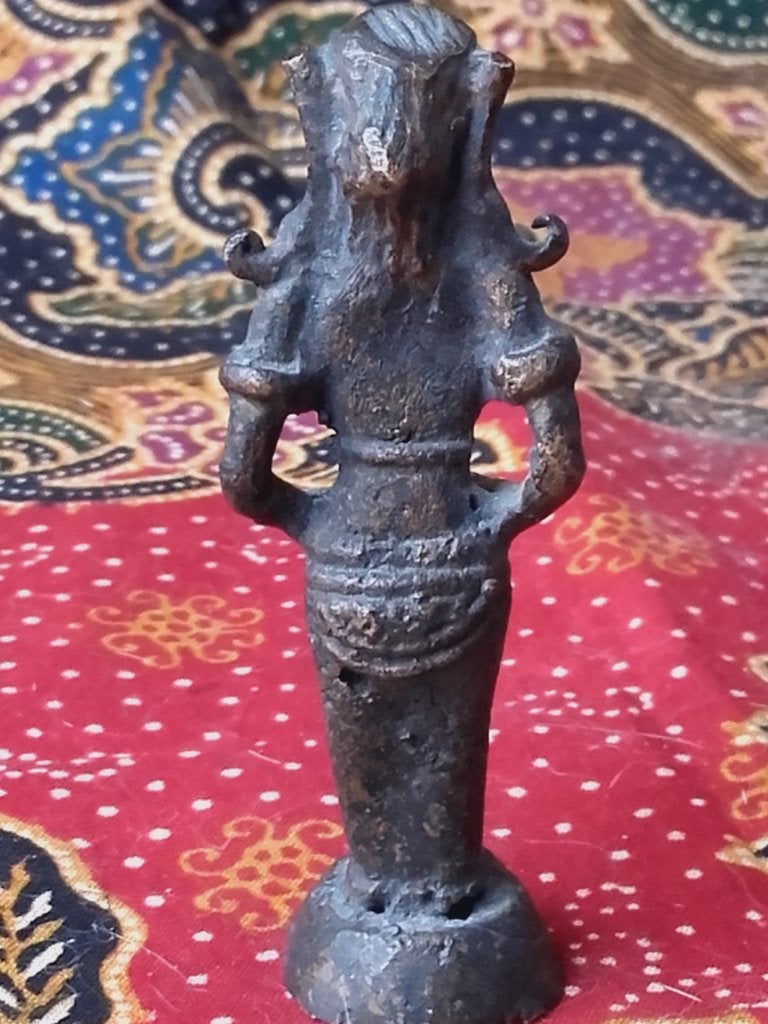 Mooi antiek brons beeldje uit India van een Devi 6,9 cm., Antiek en Kunst, India, Handgemaakt, Ophalen of Verzenden, Brons