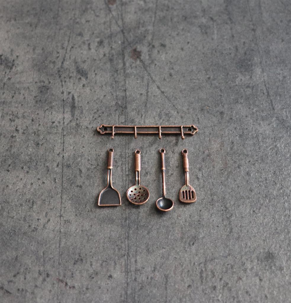 Rek met keuken gerei spatels lepel miniatuur 1:12 - brons, Ophalen of Verzenden, Nieuw, Decoratie