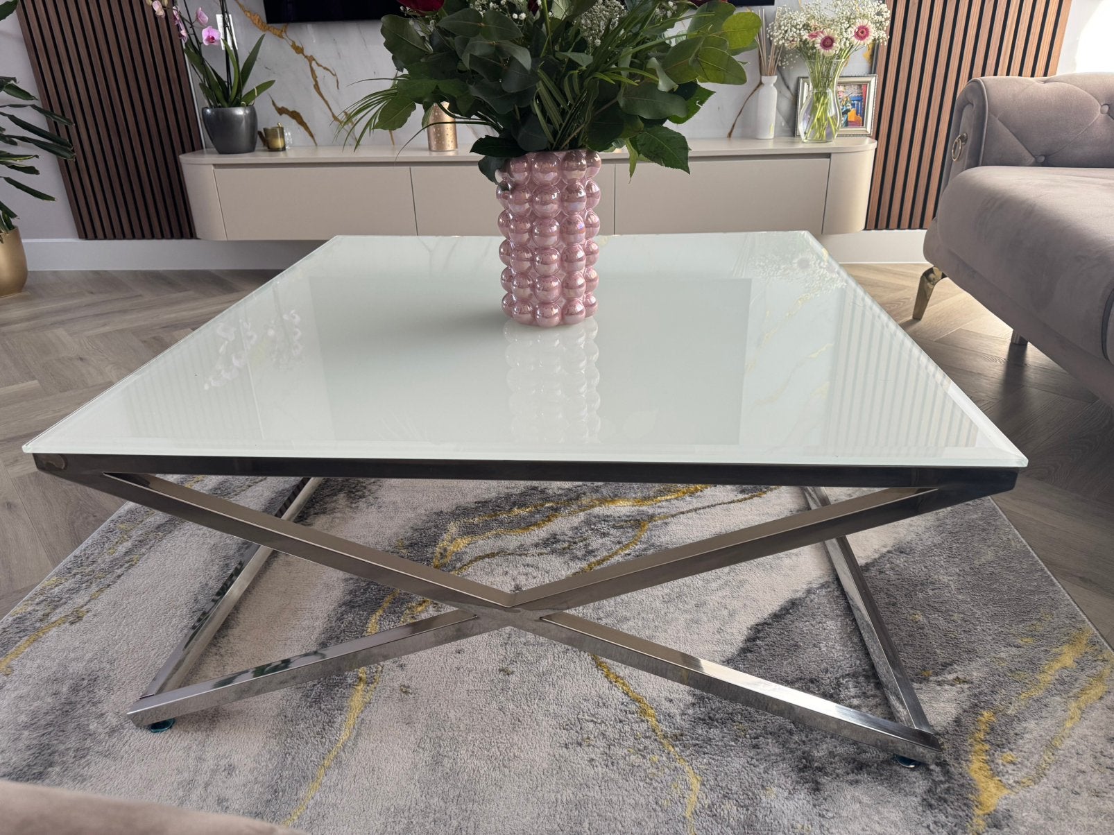 Moderne salontafel met glazen blad en metalen onderstel