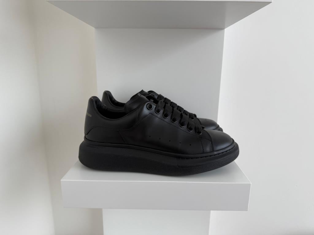 Alexander McQueen Oversized Black Maat 39 Staat 9/10 (USED), Zwart, Ophalen of Verzenden, Sneakers of Gympen, Zo goed als nieuw