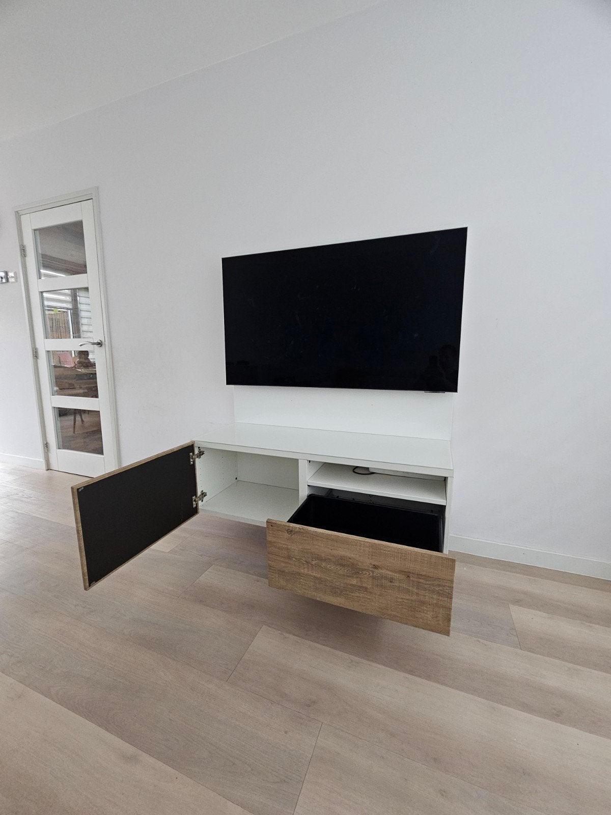 Modern zwevend tv-meubel met opbergruimte, Ophalen, 100 tot 150 cm, Glas, Zo goed als nieuw