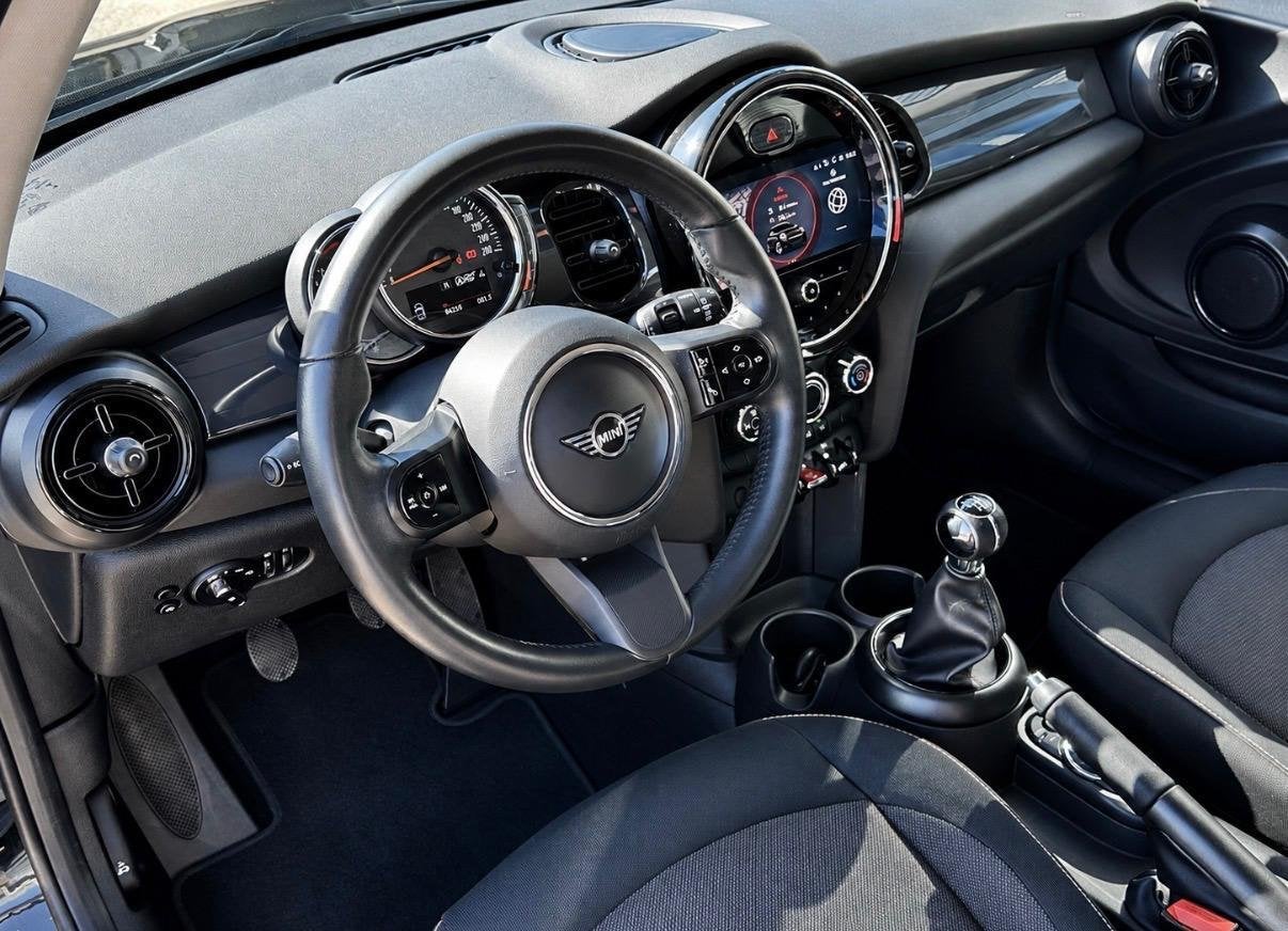 MINI Cooper 1.5 Essential Navi proff | Apple Carplay, Voorwielaandrijving, Gebruikt, Met garantie (alle), 4 stoelen