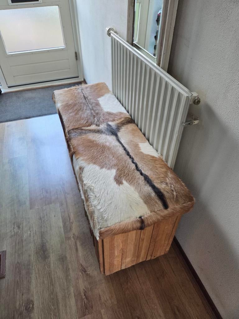 Unieke houten bank met geitenhuid bekleding, Ophalen, Gebruikt, Rustiek, Landelijk, Modern, 50 tot 75 cm