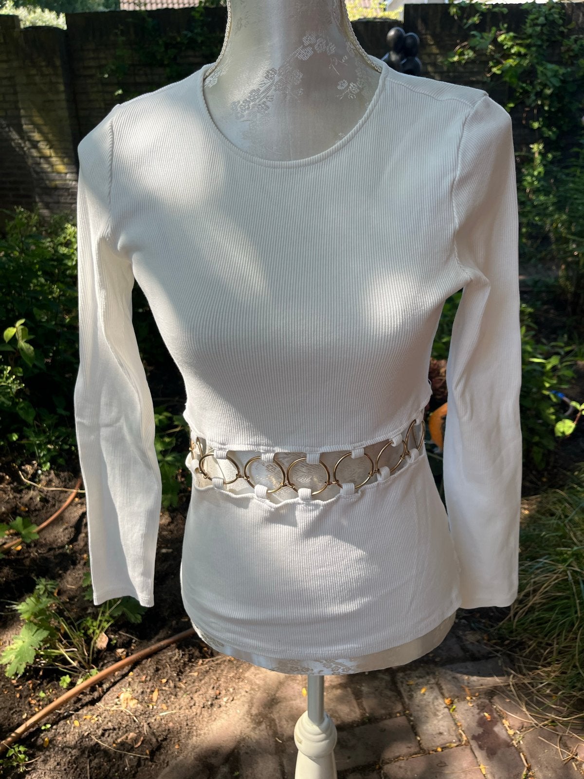 Witte geribbelde top met lange mouwen en gouden open details, Kleding | Dames, Tops, Maat 38/40 (M), Wit, Ophalen of Verzenden