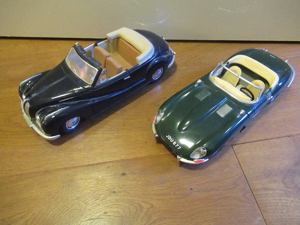 MODEL AUTO's 2 stuks Jaguar E 1961, BMW 502 1955 zie beschr., Hobby en Vrije tijd, Modelauto's | 1:18, Ophalen of Verzenden, Zo goed als nieuw