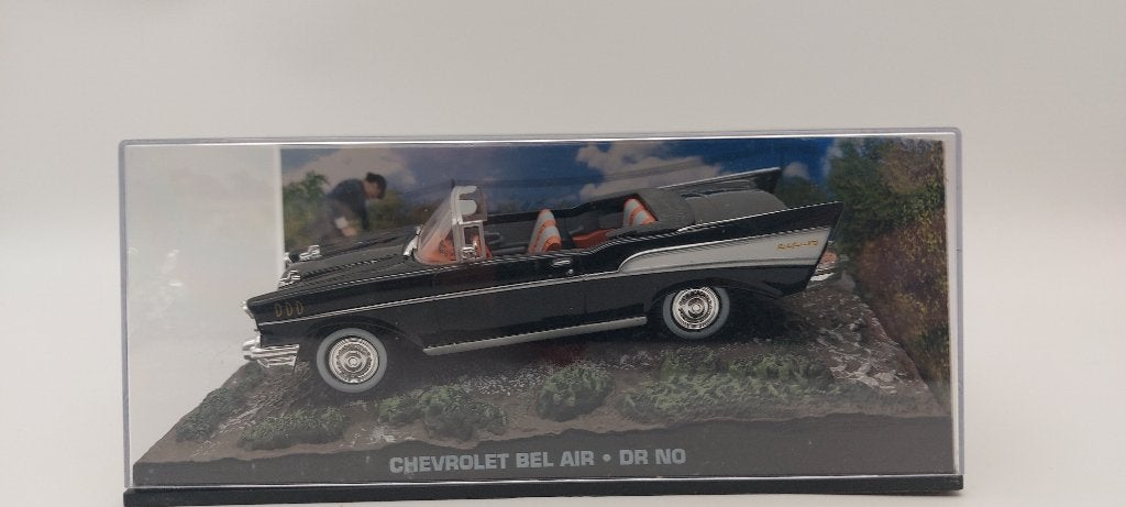 #33 Chevrolet Bel Air James bond auto met boekje, Hobby en Vrije tijd, Modelauto's | 1:43, Verzenden, Nieuw, Auto, Universal Hobbies