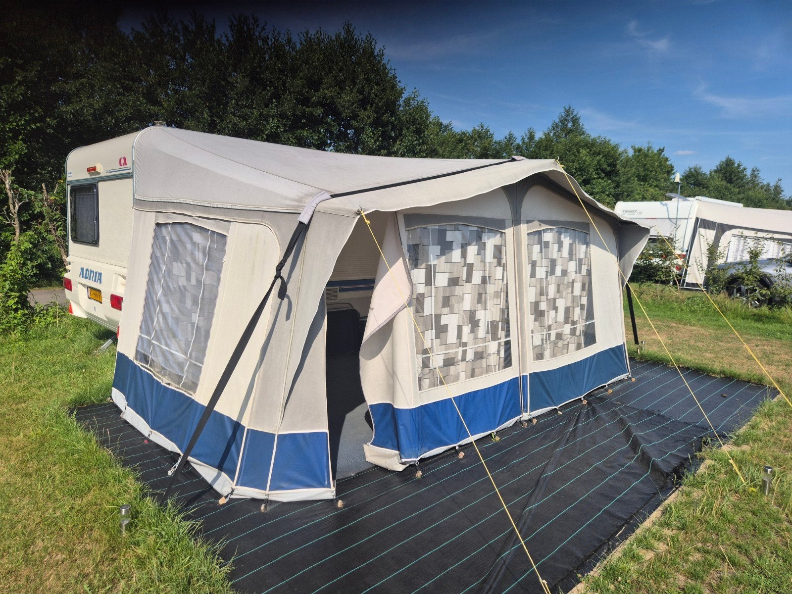 Adria Unica 432 PX Voortent en Campingplaats De Heigraaf, Caravans en Kamperen, Frans bed, 750 - 1000 kg, Particulier, Adria