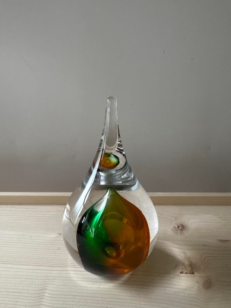 Glazen druppelvormige presse-papier met kleuraccenten, Ophalen of Verzenden, Zo goed als nieuw