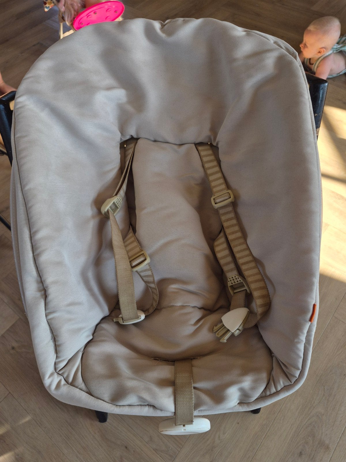 Stokke Newborn Zitje met Piekstok en 2 Hoezen (Roze/Beige), Ophalen, Gebruikt, Meegroeistoel, Gordel(s)