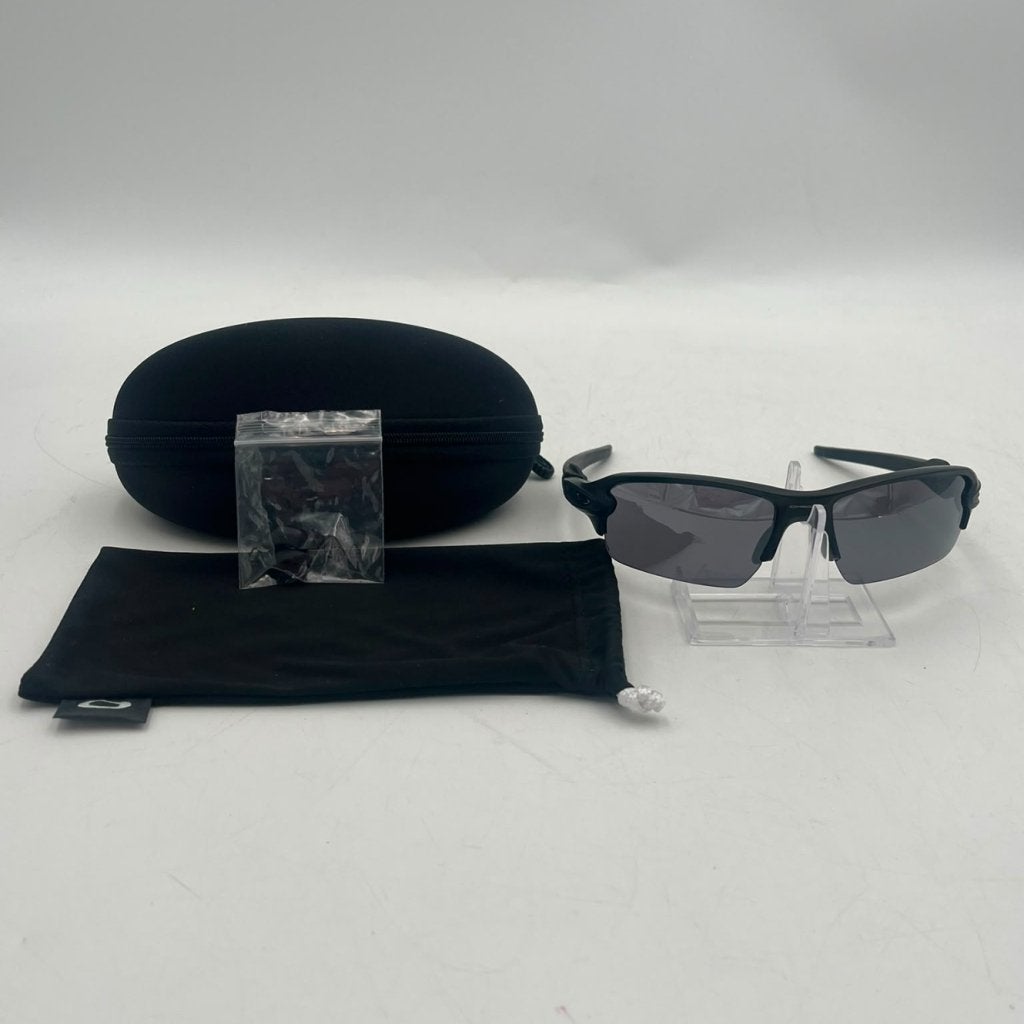 Oakley Flak 2.0 XL mat zwart zonnebril - Nieuw, Oakley, Zo goed als nieuw, Support@oakley.com, 1 Icon, 1 Legacy Way
Foothill Ranch, CA 92610
USA