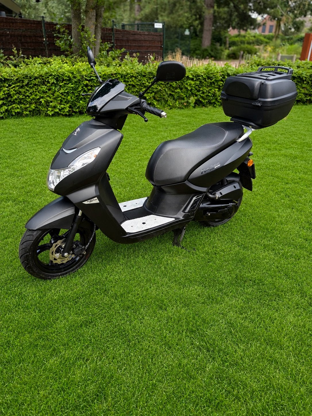 Peugeot Kisbee Black edition 2023, Fietsen en Brommers, Scooters | Peugeot, Ophalen, Zo goed als nieuw, Benzine, Overige modellen