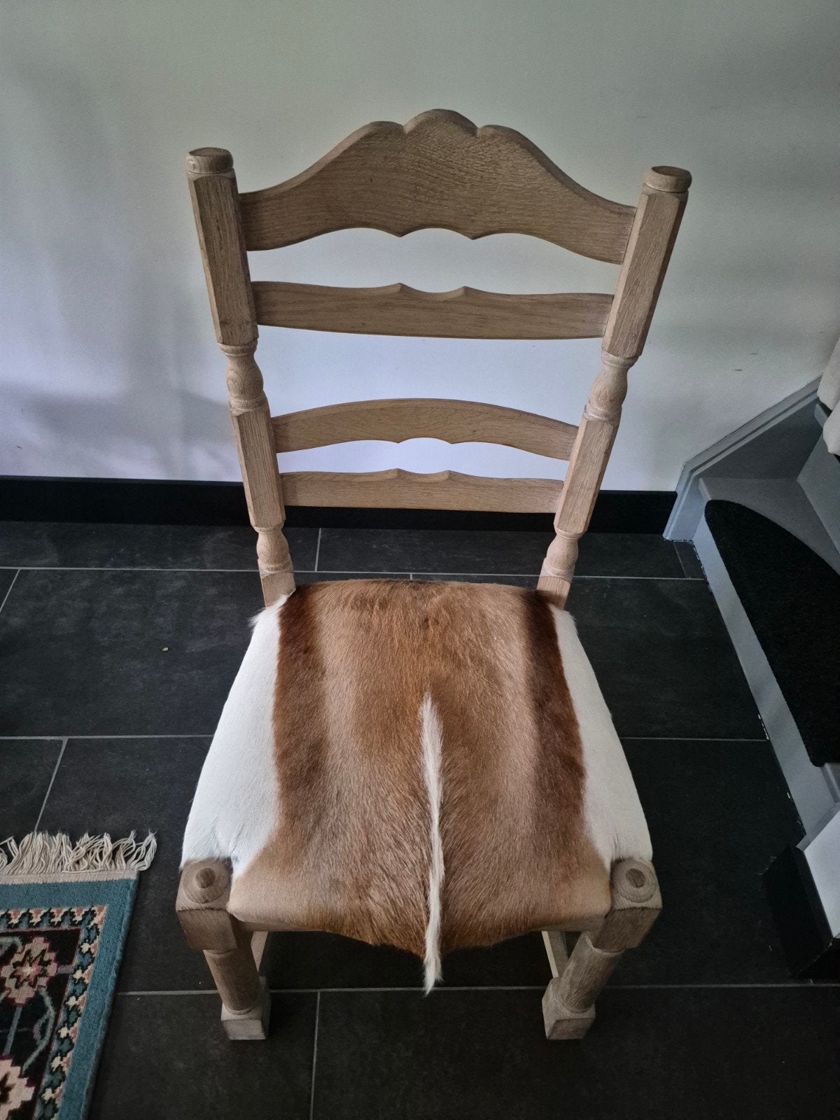 Unieke houten stoel 3 x met dierenhuid (reebok) bekleding, Huis en Inrichting, Stoelen, Ophalen, Zo goed als nieuw, Rustiek, Landelijk