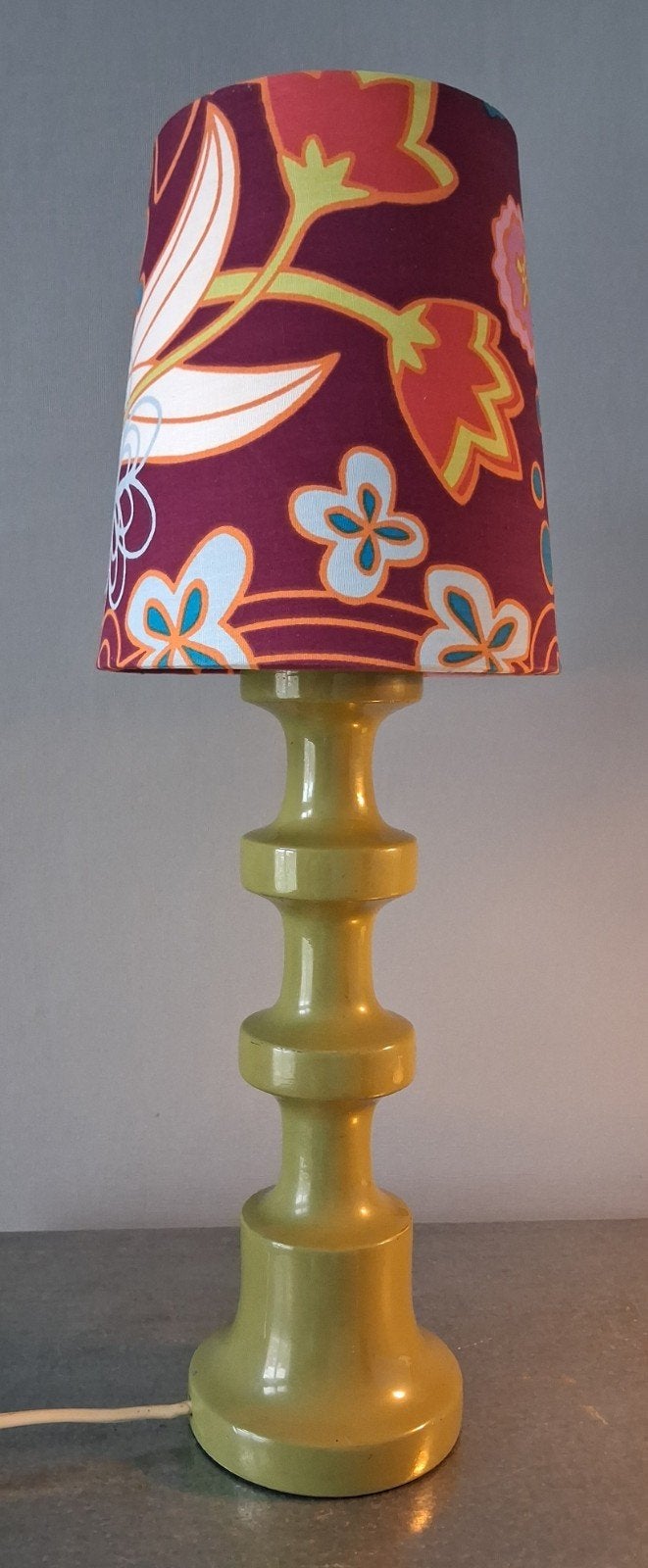 Vintage olijfgroene tafellamp, kap met retro bloemmotief, Stof, Gebruikt, Vintage, Ophalen of Verzenden