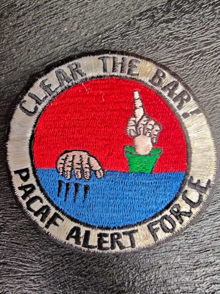 Patch - SCRAMBLE - USAF PACAF - Alert Force - Clear The Bar, Ophalen of Verzenden, Landmacht, Amerika, Embleem of Badge