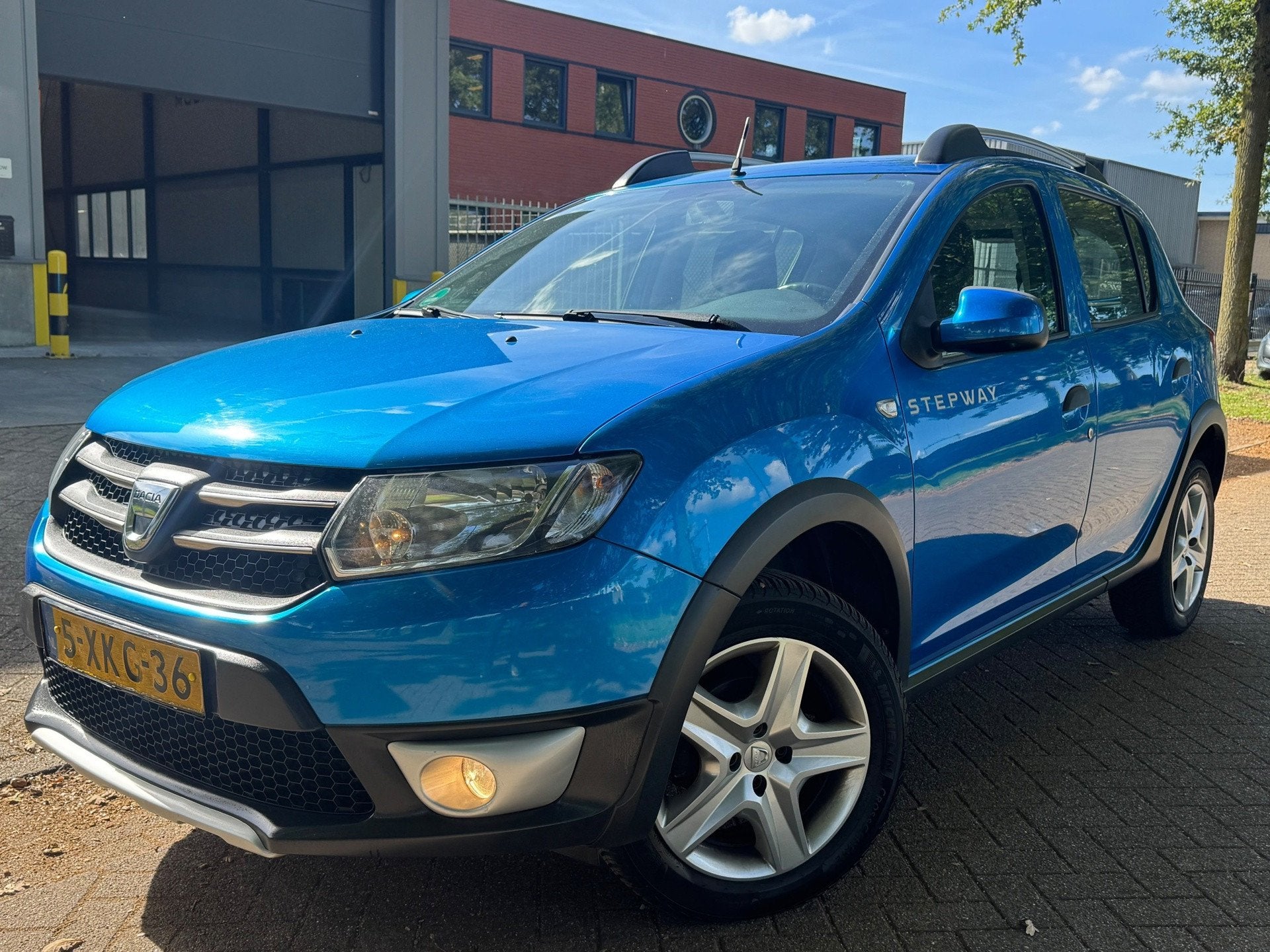 Dacia Sandero 0.9 TCe Stepway Lauréate 2014, Auto's, Voorwielaandrijving, Blauw, Origineel Nederlands, Bedrijf
