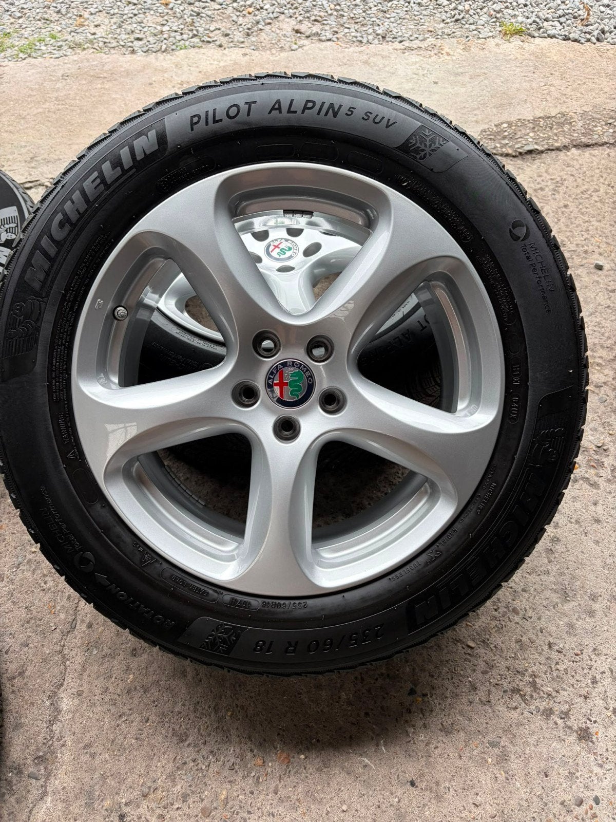 Alfa Romeo Stelvio originele velgen met winterbanden 18 inch, Ophalen, 18 inch, Banden en Velgen, Winterbanden