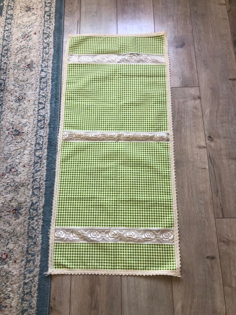 Groen geruite tafelloper met kant kengte 1meter15 centimeter, Ophalen of Verzenden, Zo goed als nieuw, Rechthoek, Binnen